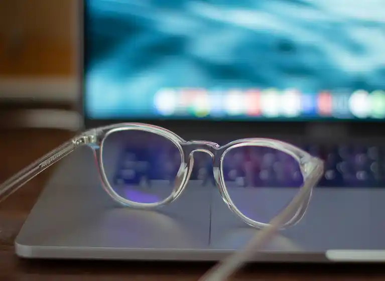 Átlátszó keretes szemüveg a számítógépre lehelyezve