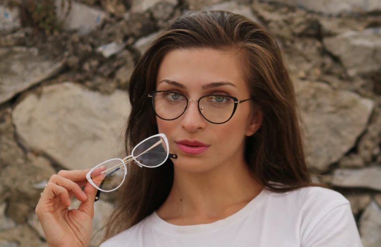 Nő modern keretes fekete és fehér szemüvegekkel